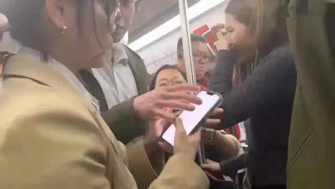 男子在地铁上猥亵女乘客新情况：拍视频女子遭网暴，造谣者被拘留