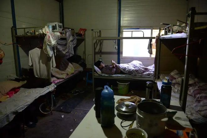 男子被审讯时自曝：20年前曾掐死养女！掐死养女过程曝出，很残忍