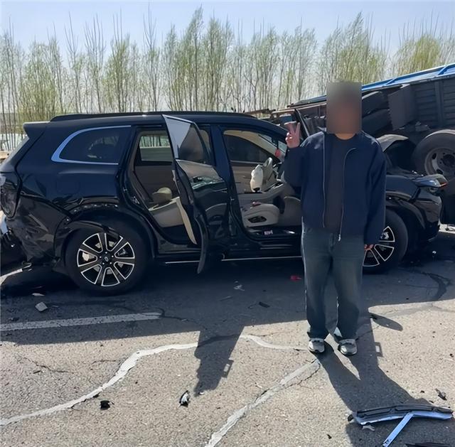 问界M7撞上货车，车主未受伤还淡定合影，安全设计还是运气加持？