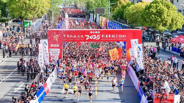 近万名跑友齐聚红城 2025新县半程马拉松鸣枪开跑