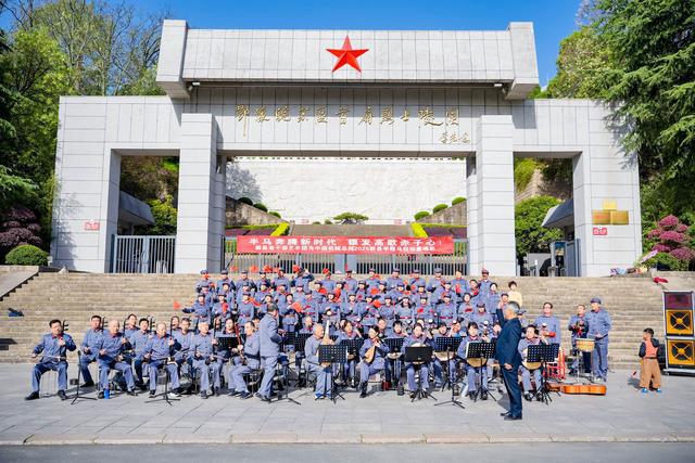 近万名跑友齐聚红城 2025新县半程马拉松鸣枪开跑
