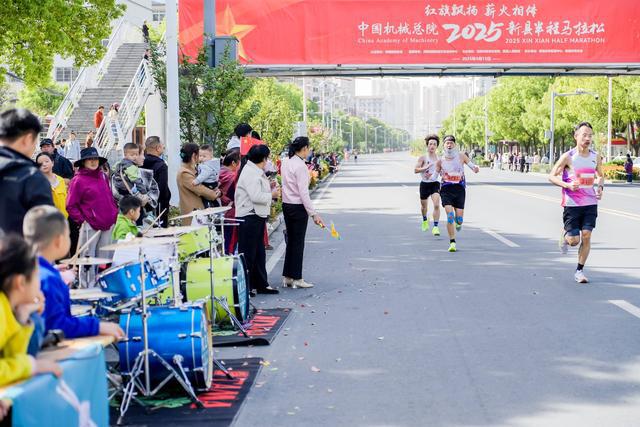 近万名跑友齐聚红城 2025新县半程马拉松鸣枪开跑