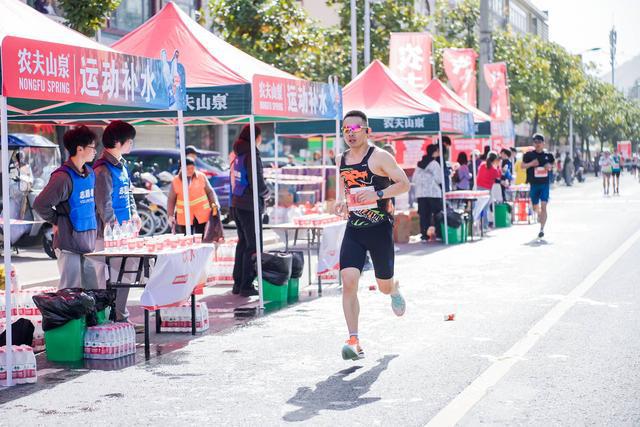 近万名跑友齐聚红城 2025新县半程马拉松鸣枪开跑