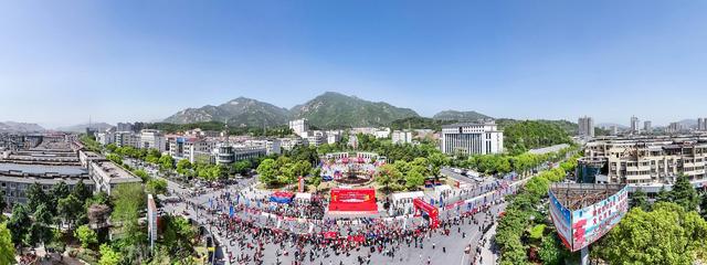近万名跑友齐聚红城 2025新县半程马拉松鸣枪开跑