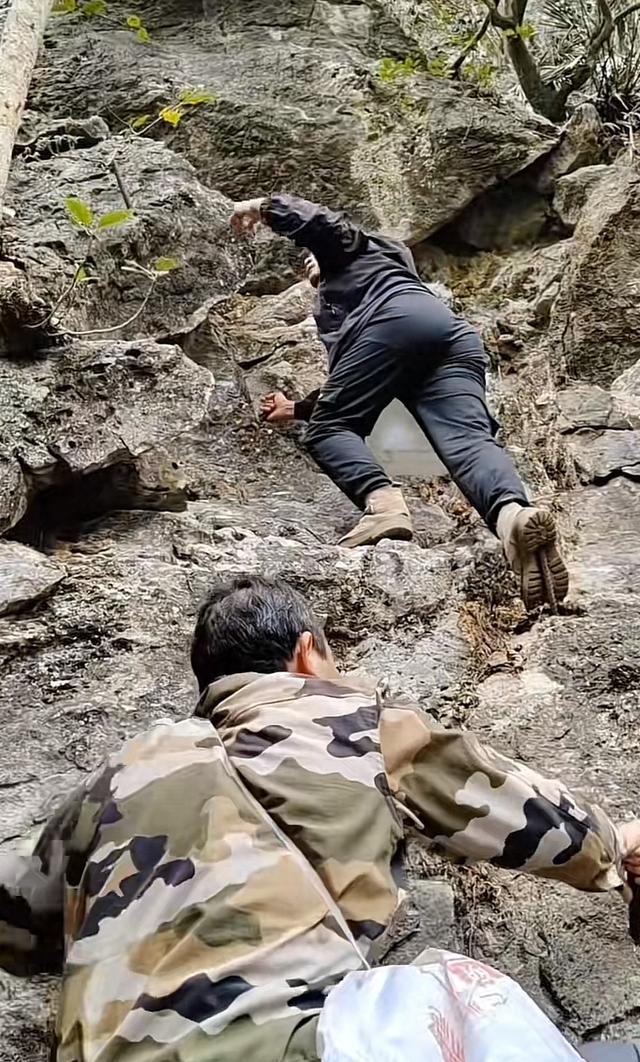 华南F3硬核祭祖！有人给祖坟装GPS，还用了无人机机器狗