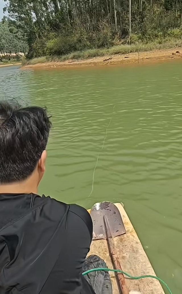 华南F3硬核祭祖！有人给祖坟装GPS，还用了无人机机器狗