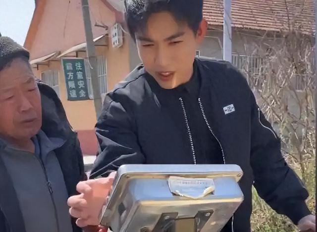 厌倦娱乐圈潜规则！29岁男演员退圈回老家赶集摆摊开启别样人生
