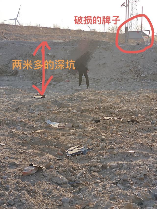 清晨驾车开高德导航，猛然发现断头路提示牌；遇险男子：车速约70多公里，万幸落差只2米……