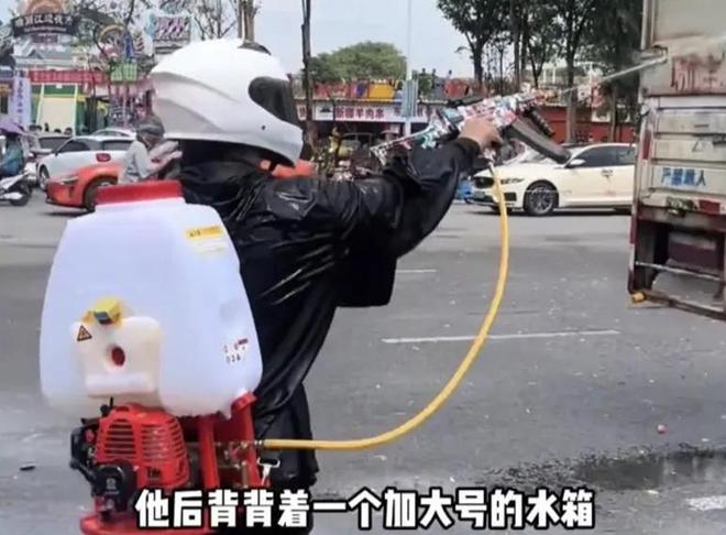 云南泼水节：男子拿“重核武器”乱喷，导致场面混乱，遭网友怒斥