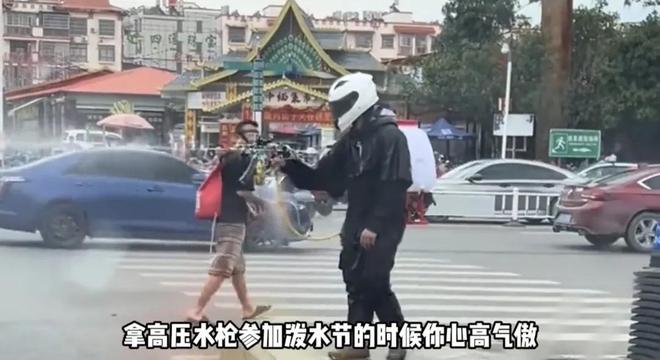云南泼水节：男子拿“重核武器”乱喷，导致场面混乱，遭网友怒斥