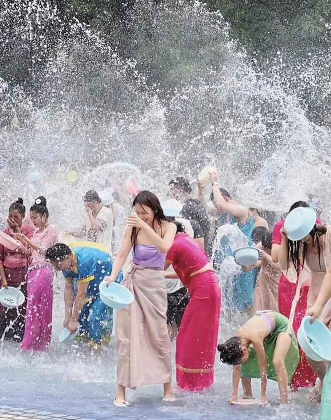 云南泼水节：男子拿“重核武器”乱喷，导致场面混乱，遭网友怒斥