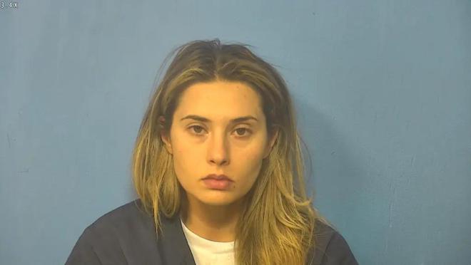 女教师侵犯未成年男生受审，细节曝出，其丈夫认为妻子才是受害者