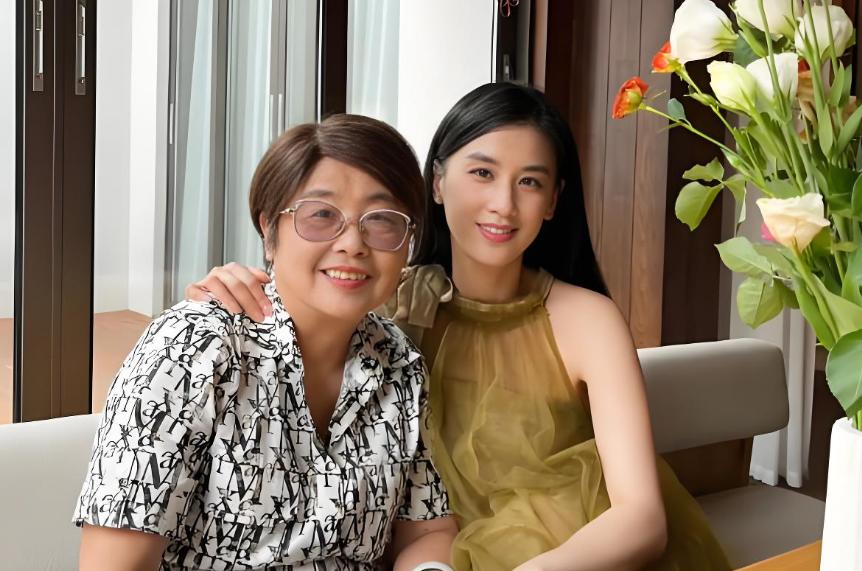 黄圣依与妈妈相处模式好窒息 令网友们感到困惑