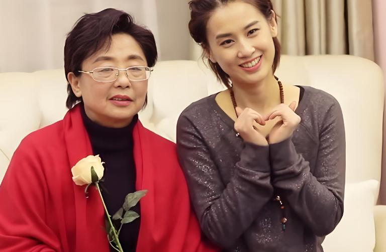 黄圣依与妈妈相处模式好窒息 令网友们感到困惑