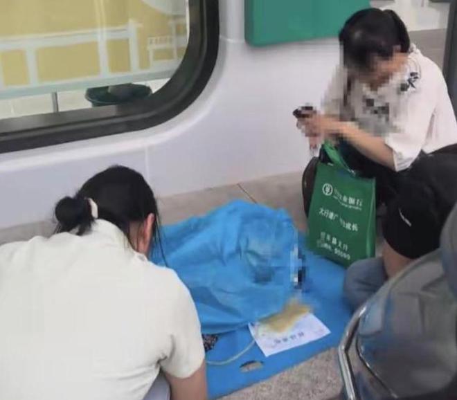 家属称62岁病重老太被要求本人到银行取现，办理过程中离世；株洲农行成立专项工作组配合警方调查
