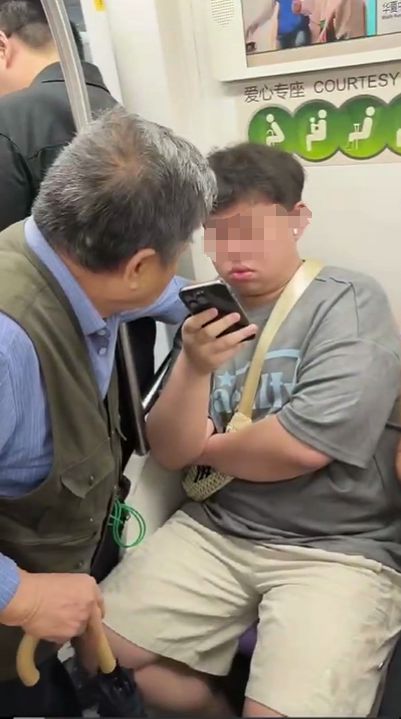 83岁大爷拉拽不让座小伙，地铁“爱心专座”起纠纷