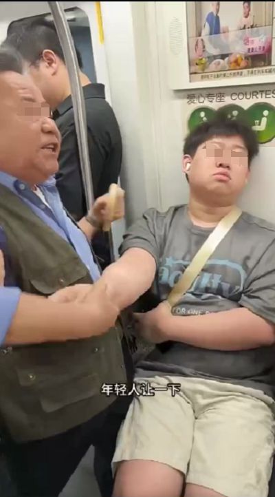 83岁大爷拉拽不让座小伙，地铁“爱心专座”起纠纷