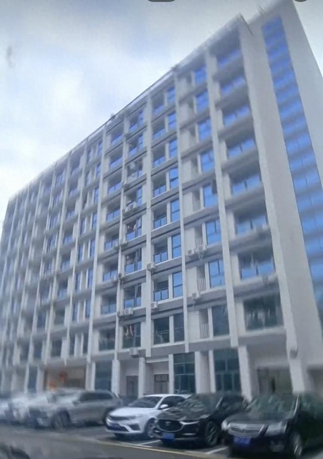 实地查看法拍房“出入大”，男子欲退2万保证金遇阻；阿里平台：未注明含公摊，已协商退款