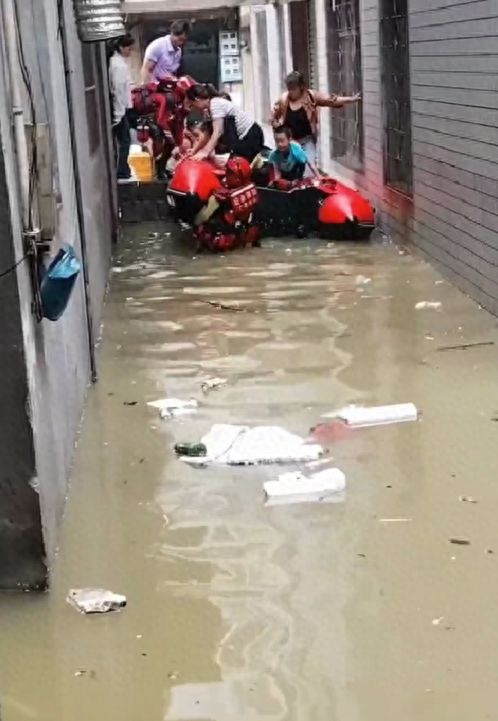 雨天积水1.2米深淹多家住户，调派冲锋舟排水 当地回应：已排干，正调查汇总