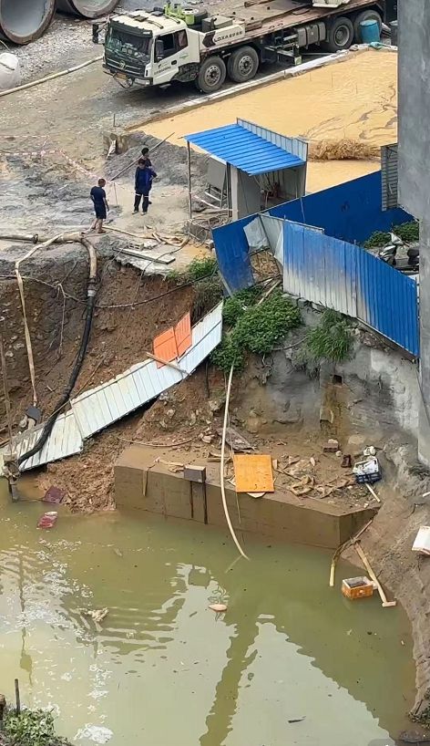 雨天积水1.2米深淹多家住户，调派冲锋舟排水 当地回应：已排干，正调查汇总