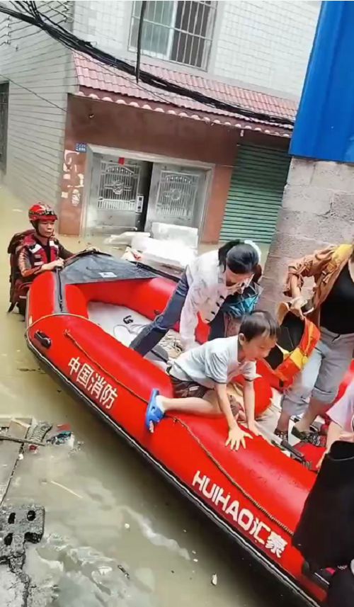 雨天积水1.2米深淹多家住户，调派冲锋舟排水 当地回应：已排干，正调查汇总