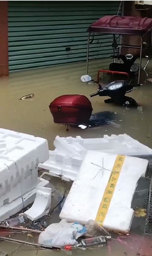 雨天积水1.2米深淹多家住户，调派冲锋舟排水 当地回应：已排干，正调查汇总
