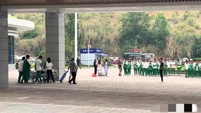 全体同学到医院和患病同学拍毕业照上热搜，很不幸，该同学已离世