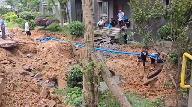 福建闽清一小区路面清晨突坍塌，物管回应系水管爆裂已修复