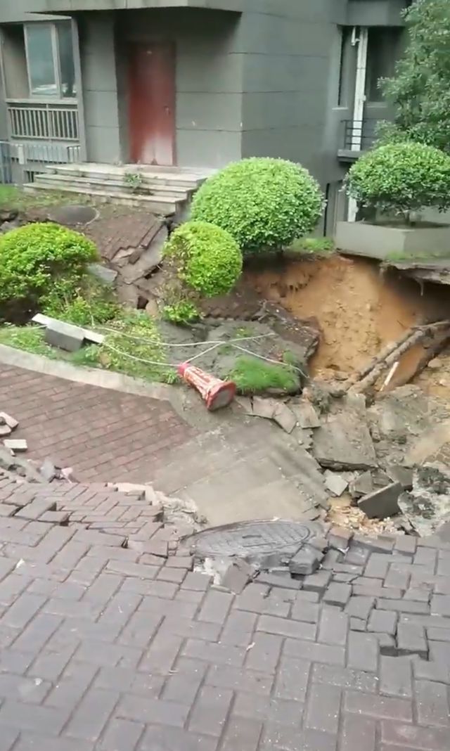 福建闽清一小区路面清晨突坍塌，物管回应系水管爆裂已修复