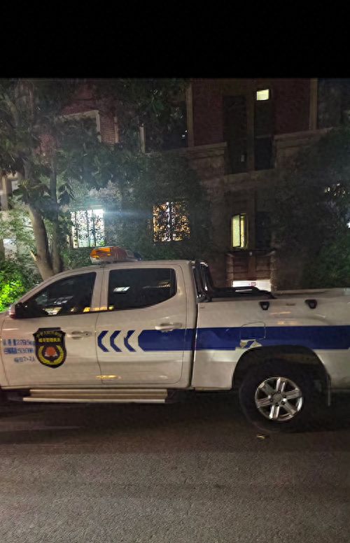 城管执法车被指停进小区堵了车库，涉事部门回应：是找汽修老板拿充气棒