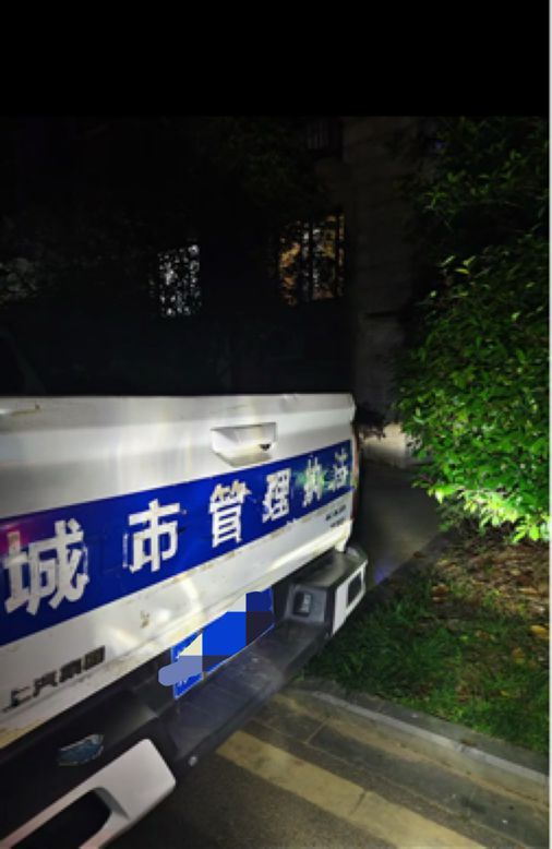 城管执法车被指停进小区堵了车库，涉事部门回应：是找汽修老板拿充气棒
