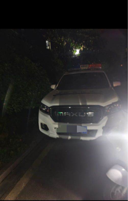 城管执法车被指停进小区堵了车库，涉事部门回应：是找汽修老板拿充气棒