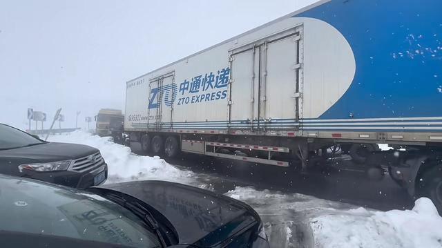 网友称暴雪致318国道折多山段拥堵，甘孜交警：天气恶劣实行交通管制