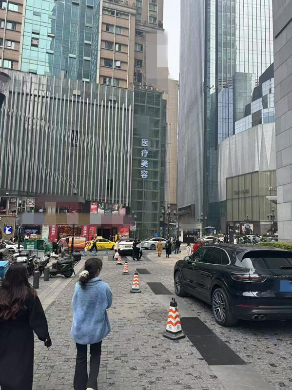 超市女老板被口腔医生1天做12项美容手术，称隆胸后假体破裂维权反被打