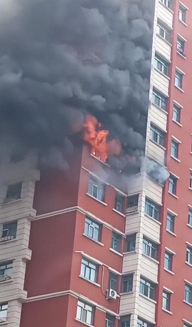 黑龙江一小区突发火情一人坠楼；北安消防：火已扑灭，事故原因正调查