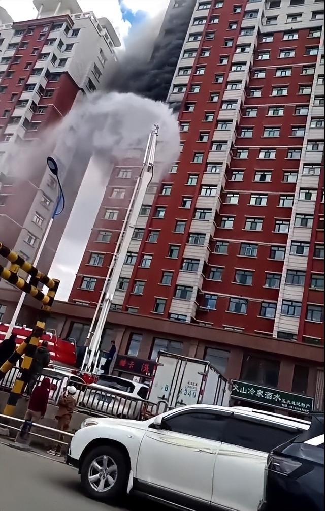 黑龙江一小区突发火情一人坠楼；北安消防：火已扑灭，事故原因正调查