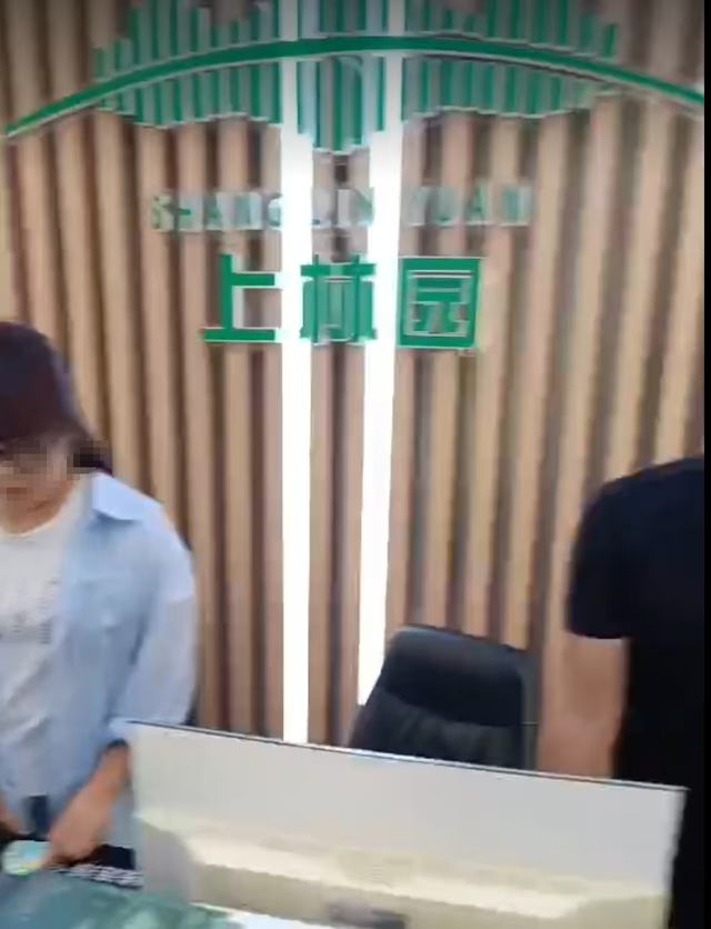 花4万多元为父母买的墓穴被拆除，墓园承诺退款或置换迟迟无果