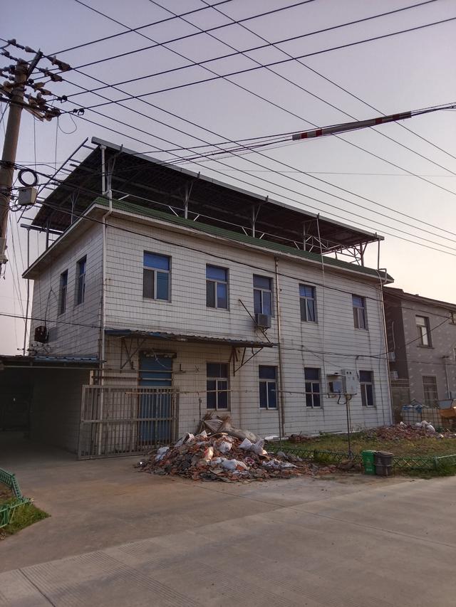 楼顶安装光伏板致房屋漏雨倾斜？户主起诉运维公司，责任划分待鉴定