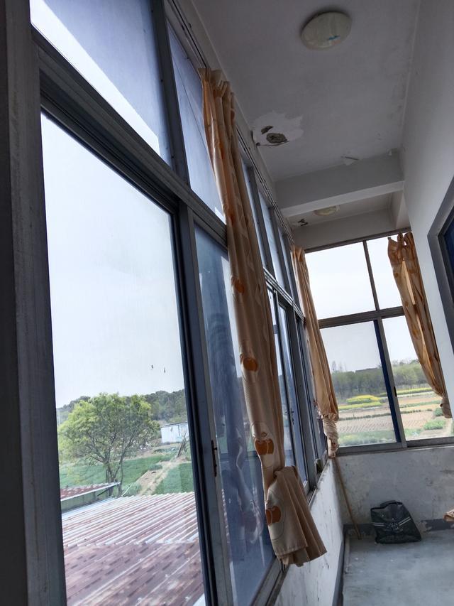 楼顶安装光伏板致房屋漏雨倾斜？户主起诉运维公司，责任划分待鉴定