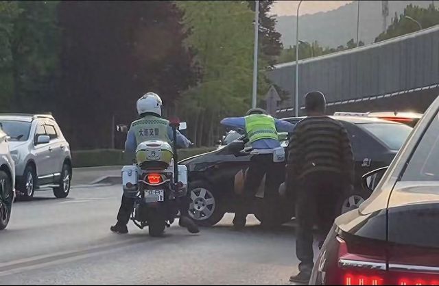 黑色比亚迪不顾堵截疑撞交警，驾驶人涉嫌套牌已被大连警方控制