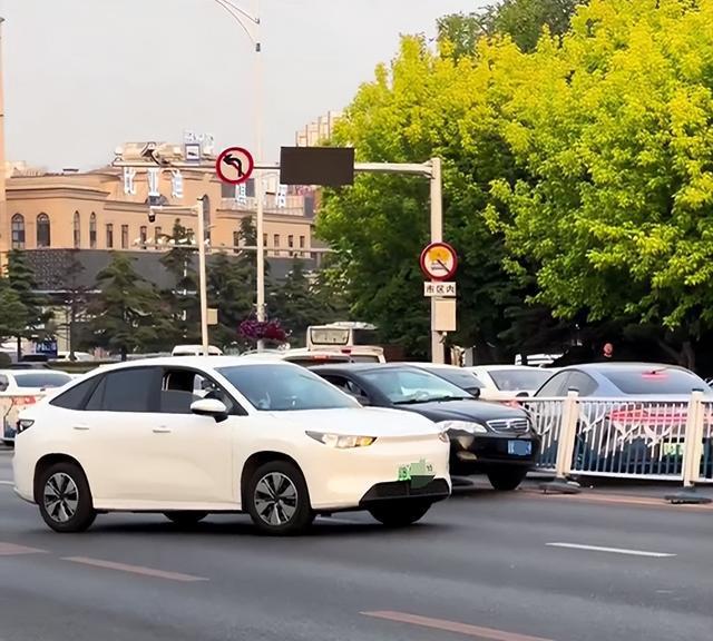 黑色比亚迪不顾堵截疑撞交警，驾驶人涉嫌套牌已被大连警方控制