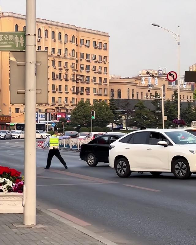 黑色比亚迪不顾堵截疑撞交警，驾驶人涉嫌套牌已被大连警方控制