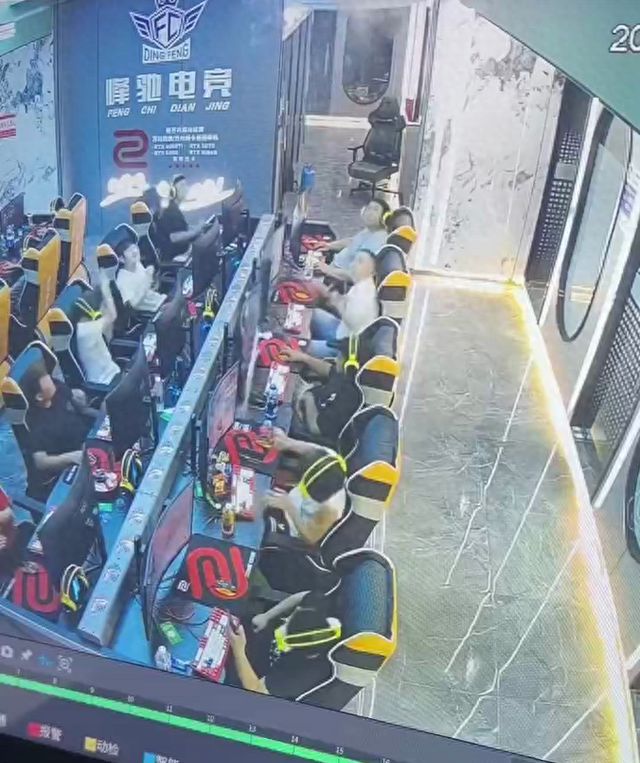 电竞玩家玩得正起兴，天花板咋破裂挂个人？店家：空调维修工意外踩断副龙骨