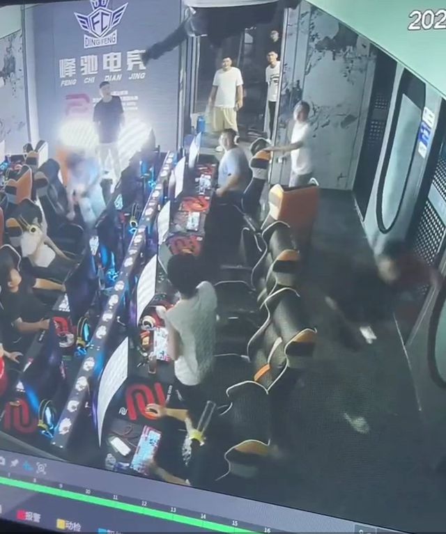 电竞玩家玩得正起兴，天花板咋破裂挂个人？店家：空调维修工意外踩断副龙骨