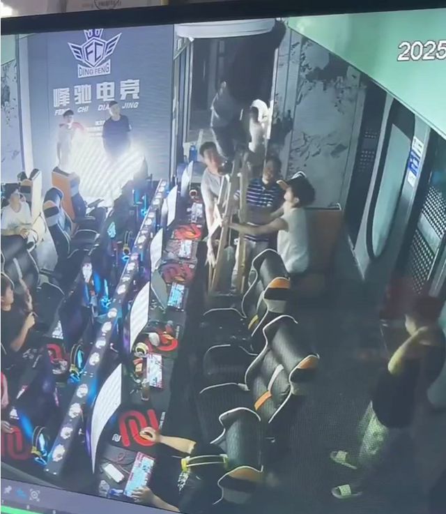 电竞玩家玩得正起兴，天花板咋破裂挂个人？店家：空调维修工意外踩断副龙骨