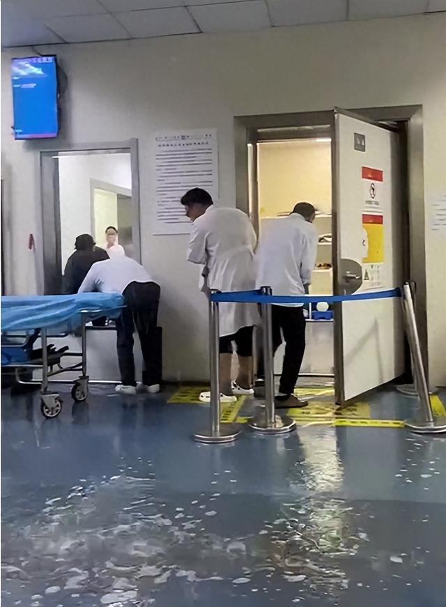 武汉大学人民医院回应“外面大雨里面小雨”： 医疗秩序没受漏雨影响