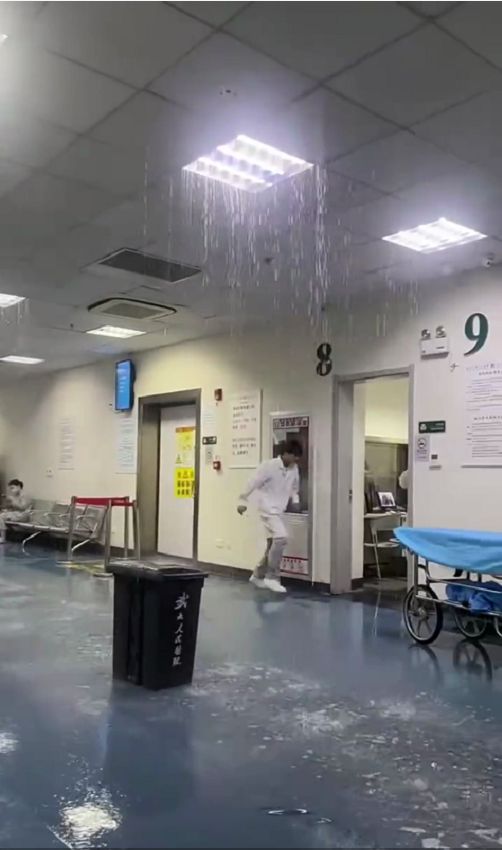 武汉大学人民医院回应“外面大雨里面小雨”： 医疗秩序没受漏雨影响