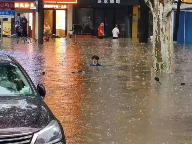 武汉大学人民医院回应“外面大雨里面小雨”： 医疗秩序没受漏雨影响