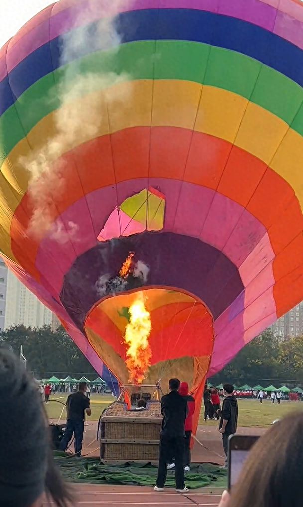 中南林科大澄清“热气球燃烧有人被带上高空”事件：系去年运动会意外，未造成人员伤亡