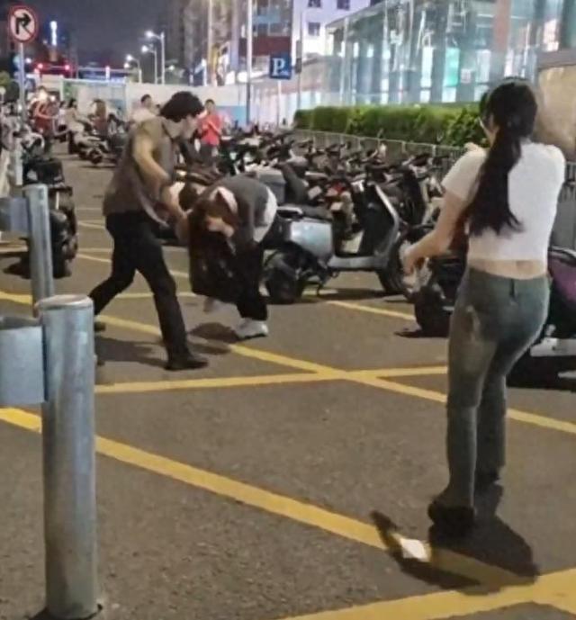 深圳地铁站摩的司机揽客不成殴打女子；警方通报：打人者已刑拘，有精神病史